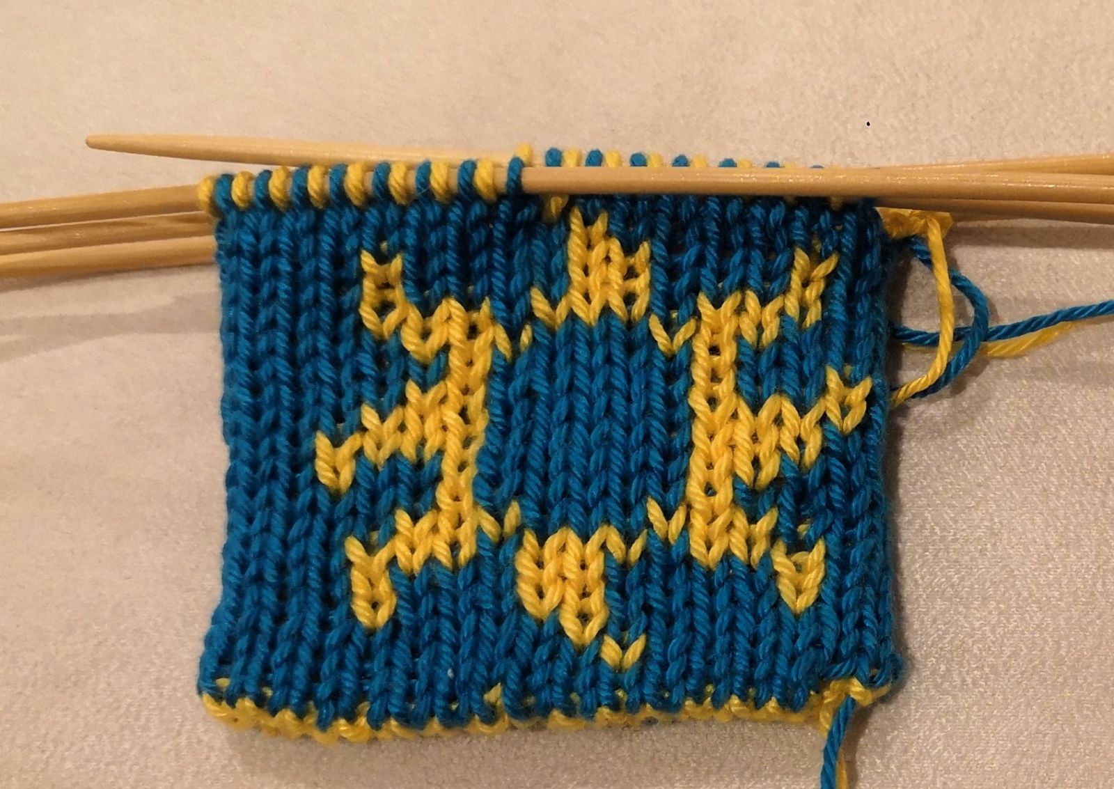 Blog-Inhaltsbild für 'Eierwärmer Sunny Morning - gestrickt in Doubleface'